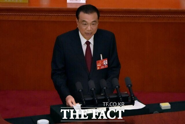 리커창 전 중국 총리가 27일 상하이에서 심장마비로 사망했다고 중국 국영 CCTV가 보도했다. /AP.뉴시스