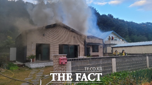 27일 오후 4시 26분쯤 칠곡군 석적읍에서 화재가 발생해 주택이 불에 타고 있다./경북소방본부