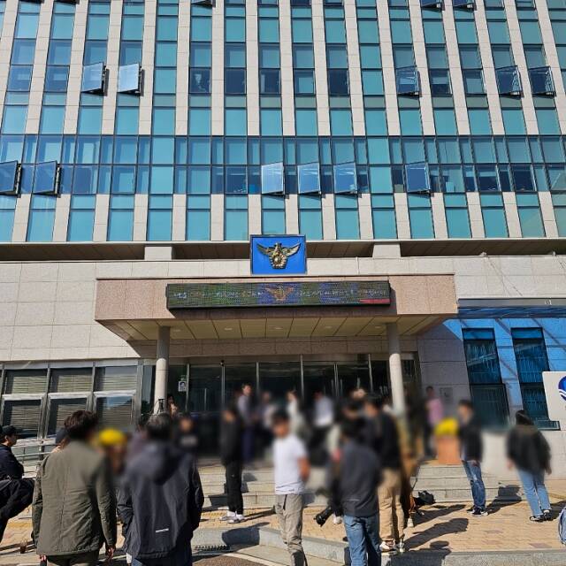 배우 이선균이 28일 출석 예정된 인천논현경찰서 앞에 기자들이 모이고 있다. /인천=최수빈 인턴기자