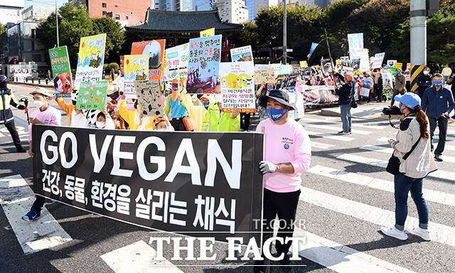 세계 비건(VEGAN)의 날 비건기후행진이 29일 오후 서울 종로 보신각에서 열린 가운데 참가자들이 거리행진을 하고 있다./임영무 기자