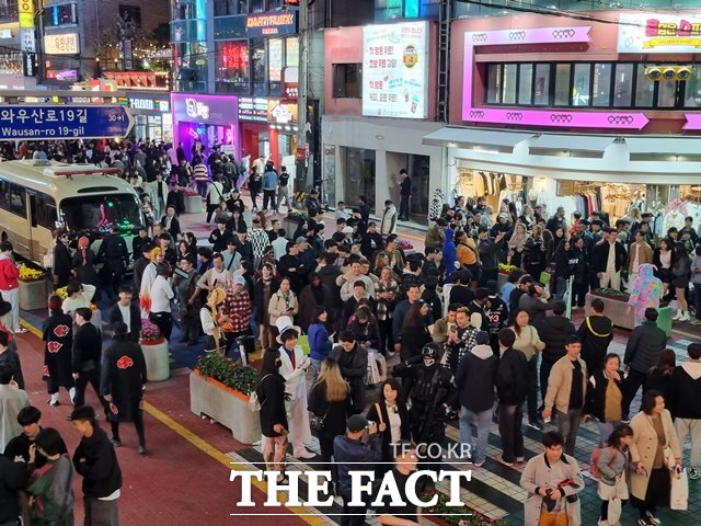 핼러윈 데이를 맞아 28일 오후 서울 마포구 홍대축제거리에 몰린 사람들이 이동하고 있다. /황지향 기자