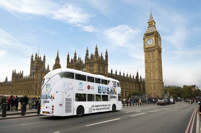 LG그룹 엑스포 버스가 영국 런던의 대표적 랜드마크인 빅벤 앞을 지나고 있다. /LG그룹