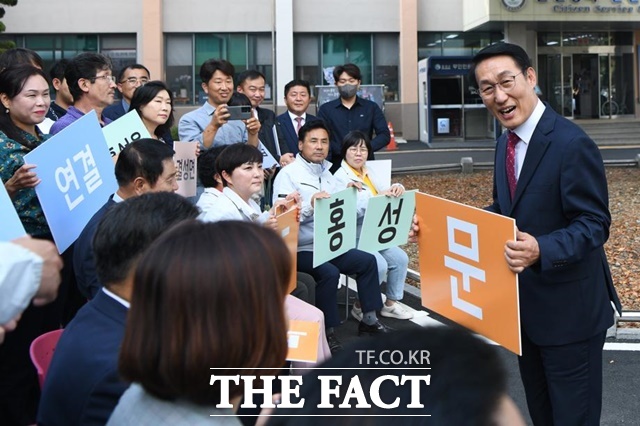 이용록 홍성군수가 문체부 예비문화도시 선정에 기뻐하고 있다. / 홍성군