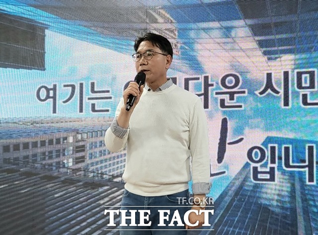 이재관 전 천안시장 후보가 30일 성명서를 발표하고 천안시민체육공원의 개발 논란에 대해 사업 주체와 구체적 사업내용이 베일에 가려있다며 비판의 목소리를 냈다. 지난해 선거사무소 개소식 모습. / 더팩트DB