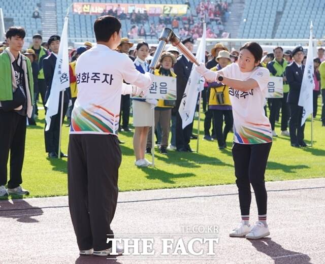 천안시민의 화합과 축제의 장인 ‘2023 천안시민한마음체육대회’가 성료했다. 성화봉송 모습. / 천안시체육회