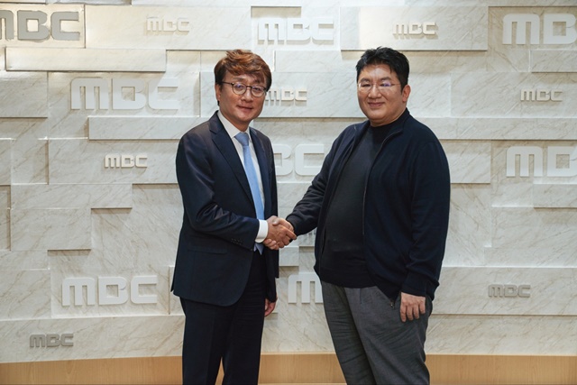 MBC 안형준 사장(왼쪽)과 하이브 방시혁 의장이 30일 서울 상암동 MBC 사옥에서 만나 교류 재개 의사를 밝혔다. /MBC, 하이브
