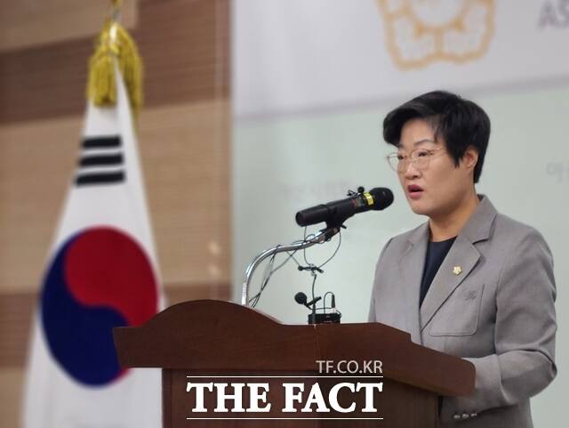 아산시의회 김희영 의장이 박경귀 아산시장을 향해 2024년 본예산 편성권을 포기하라며 대립각을 세웠다. / 아산=김경동 기자