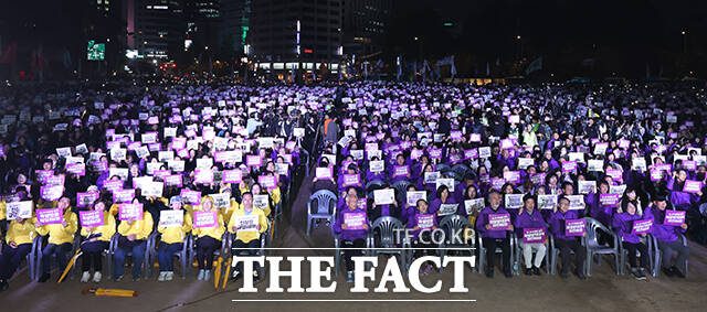 지난 29일 10·29 이태원 참사 1주기 시민추모대회가 서울광장 분향소에서 열린 가운데 유가족들과 시민들이 진상 규명과 책임자 처벌을 촉구하는 피켓을 들고 있다. /임영무 기자