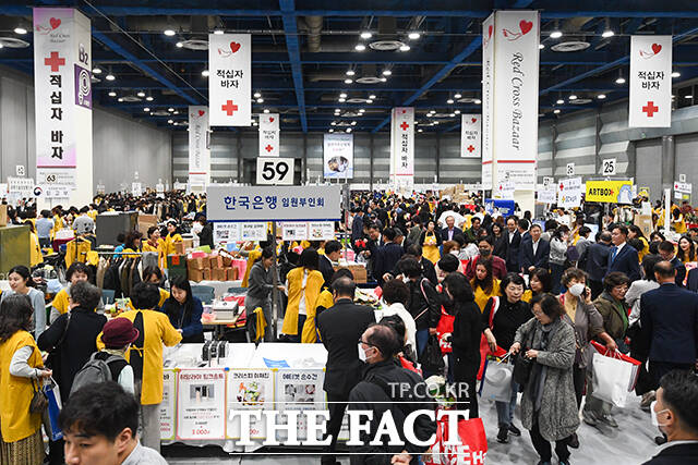 2023 적십자 바자가 31일 서울 강남구 코엑스에서 열린 가운데 행사장을 찾은 시민들이 물품을 구매하고 있다. /장윤석 인턴기자