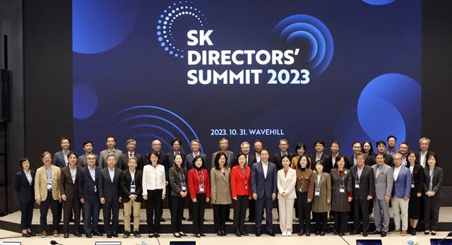 SK 디렉터스 서밋 2023 참석자들이 기념 촬영을 하고 있다. /SK그룹