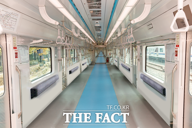 서울 지하철이 내년부터 출퇴근시간대 4·7호선 열차마다 두 칸씩 의자를 없애 혼잡도를 낮춘다. 4호선 열차 일반석 의자 제거 후 모습. /서울교통공사