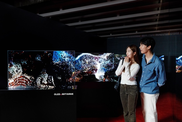 LG디스플레이 모델이 서울 성수동 복합문화공간 쎈느에서 열리는 아트 웨이브 전시회에서 OLED로 구현한 디지털아트 작품을 관람하고 있다. /LG디스플레이