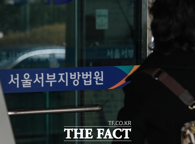 노령 연금이 지급되지 않는다며 서울 용산 대통령실 앞에서 흉기를 들고 난동을 부려 경찰관 2명을 다치게 한 70대가 경찰에 구속됐다. /더팩트DB