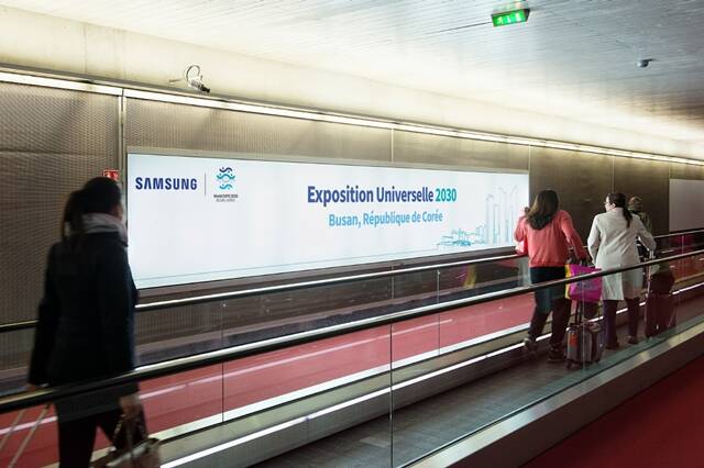 삼성전자가 프랑스 파리 샤를드골 국제공항에서 광고판을 통해 부산엑스포를 알리고 있다. /삼성전자