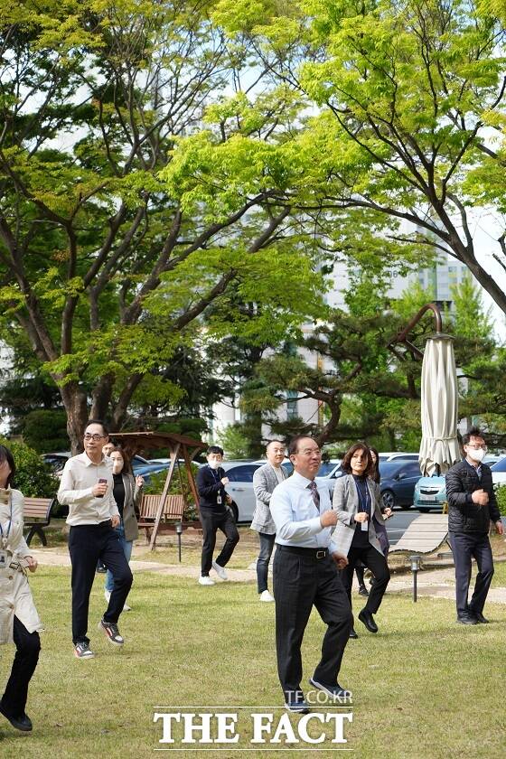 부산교육청은 ‘즐거운 직장 분위기 만들기’ 계획의 하나로 직원들의 아침 체인지 활동을 실시한다고 3일 밝혔다./부산시교육청