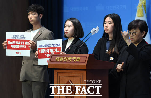청소년 김하린 학생(오른쪽 두번째)이 3일 오전 서울 여의도 국회 소통관에서 홍범도 장군 흉상 이전 반대 기자회견을 하고 있다.