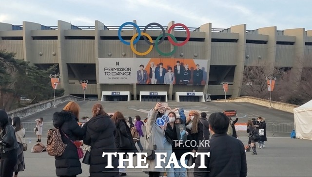 아이유, 방탄소년단 등 대형 가수들이 공연을 펼쳤던 서울 올림픽주경기장은 국내 최대 규모 공연장이다. 그러나 최근 리모델링 공사를 시작해 당분간 사용이 불가능하다. /더팩트 DB