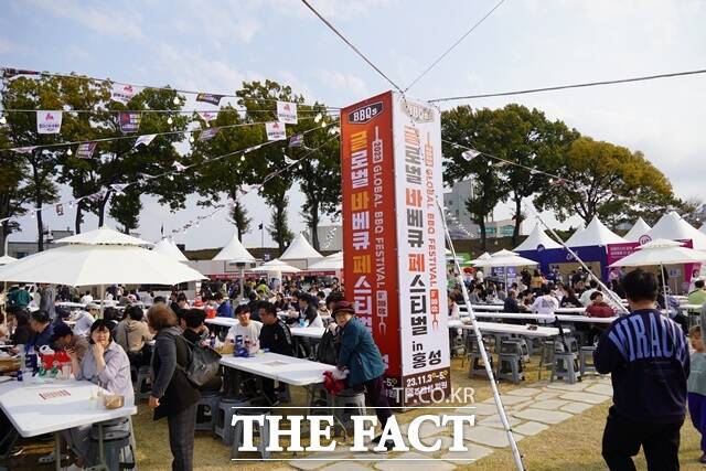 방문객들이 홍성에서 열린 바베큐페스티벌을 즐기고 있다. / 홍성 = 김아영 기자