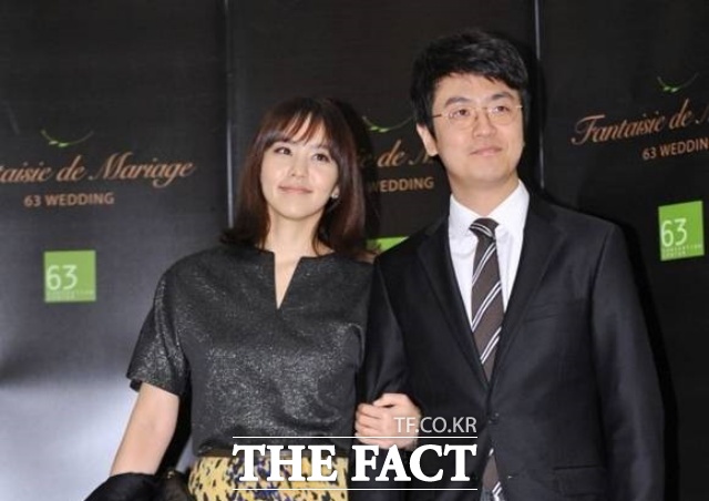 아나운서 출신 방송인 박지윤(왼쪽)과 최동석이 결혼 14년 만에 이혼 소식을 전했다. /더팩트 DB