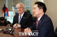  김기현, '지도부·중진·친윤 총선 불출마·험지 출마' 요구에 '제안 오면 검토'