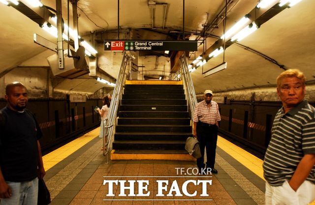 미국 뉴욕 맨해튼 지하철역에서 열차가 들어오는 와중에 기다리던 승객을 이유 없이 철로로 미는 이른바 ‘묻지마 밀치기’가 기승을 부리고 있다. 지난달까지 맨해튼에서 묻지마 밀치기를 당한 승객은 15명에 달했다. 사진은 뉴욕 맨해튼에 스크린 도어가 없는 한 지하철역 승강장의 모습. /이효균 기자