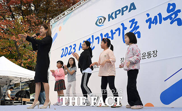 사진기자 가족들과 함께 무대하는 송가인(왼쪽).