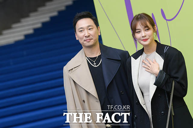 가수 라이머(왼쪽)와 방송인 안현모가 이혼했다. 사진은 2019년 함께 참석한 2020 S/S 서울패션위크 당시 모습. /더팩트 DB