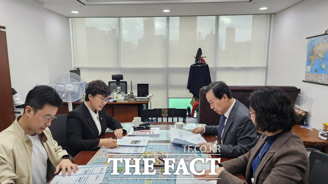 6일 박홍률 목포시장(왼쪽에서 세 번째)이 국민의힘 조수진(왼쪽에서 두 번째) 의원을 만나 목포시 사업에 대한 내년도 국비 반영을 요청하고 있다./목포=홍정열 기자