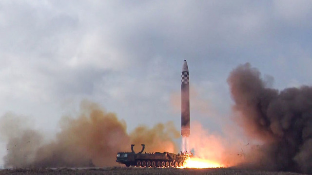 조선중앙TV가 2022년 11월 19일 보도한 화성-17형 미사일 시험 발사 영상. / 뉴시스