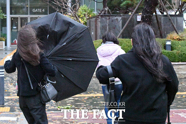 전국에 많은 비가 예보된 6일 오전 서울 여의도 여의나루역 일대의 시민들이 우산을 쓰고 발걸음을 재촉하고 있다. /장윤석 기자