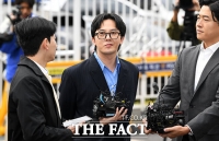  [속보] 피식 웃으며 '두고 봐야죠'…'경찰 출석' 지드래곤, 마약 혐의 부인