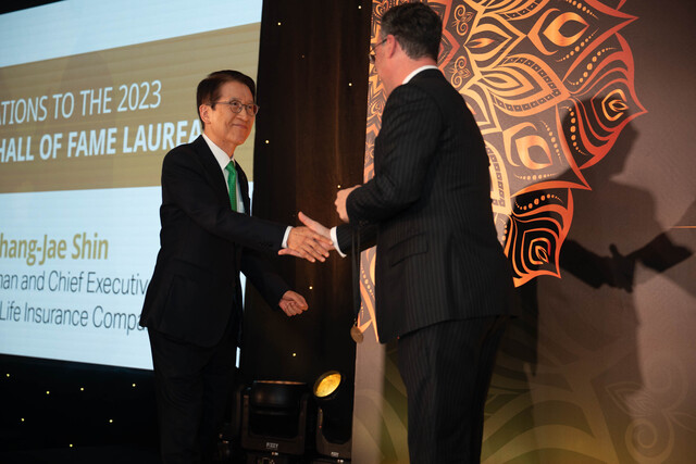 지난 6일 저녁 힐튼 싱가포르 오차드 호텔에서 열린 2023 글로벌인슈어런스포럼에서 신창재 교보생명 대표이사 겸 이사회 의장(왼쪽)이 조쉬 란다우 세계보험협회(IIS) 대표로부터 2023 보험 명예의 전당 월계관상을 수상하고 있다. /교보생명