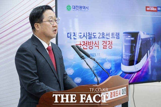 이장우 대전시장이 7일 오후 대전도시철도 2호선으로 추진되는 트램의 급전 방식에 대해 설명하고 있다. / 대전시