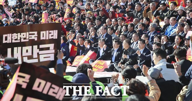 7일 새만금 예산 복원을 요구하는 전북인 5000여 명의 함성이 국회의사당에 울려 퍼졌다. /전북도