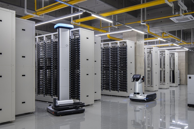 네이버랩스가 자체 개발한 데이터센터 전용 로봇 가로(왼쪽)과 세로가 IT창고에서 움직이고 있다. /네이버