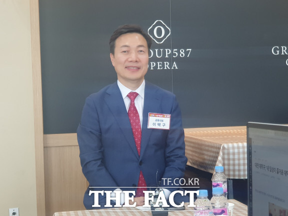 이택구 전 대전시 행정부시장이 8일 대전시 지속가능한 미래포럼 창립기념식에서 기자간담회를 하고 있다. / 대전=최영규 기자