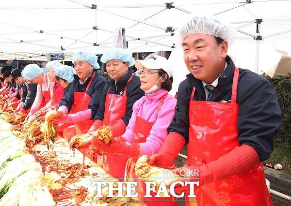 이범석 청주시장(오른쪽)이 8일 청주 육거리종합시장에서 열린 사랑의 김장 나눔 행사에 참석해 김치를 버무리고 있다. /청주시