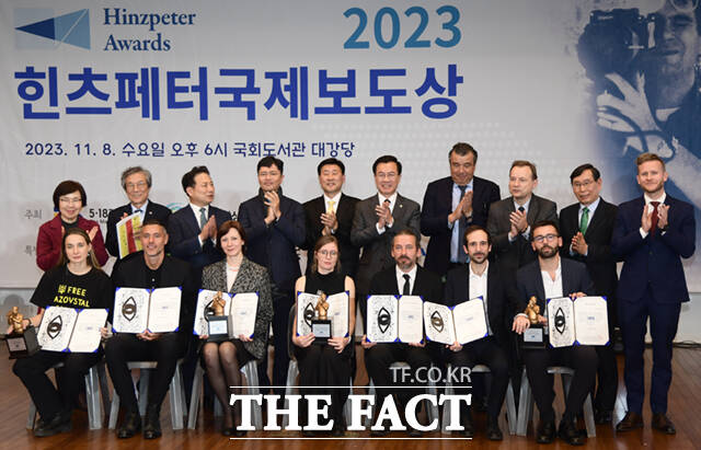 2023 힌츠페터국제보도상 시상식이 8일 오후 서울 여의도 국회도서관 대강당에서 열린 가운데, 수상자들이 기념촬영하고 있다.