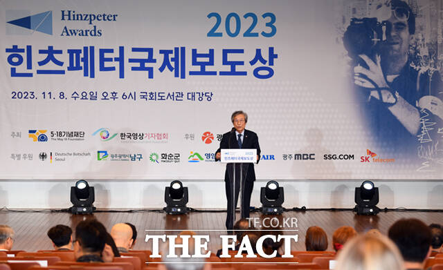 원순석 5·18기념재단 이사장이 8일 오후 서울 여의도 국회도서관 대강당에서 열린 2023 힌츠페터국제보도상 시상식에 참석해 개회사를 하고 있다.