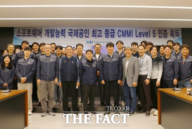 KAI 임직원들이 CMMI 레벨5 인증 승인 획득 기념사진을 찍고 있다./KAI