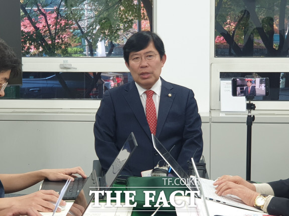 윤창현(국민의힘, 비례)의원이 8일 대전시의회 기자실에서 간담회를 하고 있다. / 대전=최영규 기자
