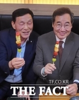  '탕후루' 든 이낙연[TF포토]