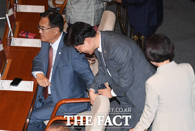 국민의힘에 합류한 조정훈 의원(가운데)이 9일 오후 서울 여의도 국회 본회의장에서 정진석 국민의힘 의원을 찾아가 인사하고 있다.