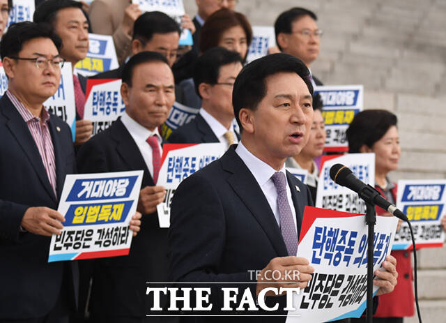 김기현 국민의힘 대표가 9일 오후 서울 여의도 국회 본청 앞 계단에서 의원들과 함께 더불어민주당 입법독재 규탄 피켓시위를 하고 있다.