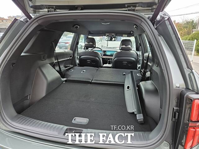 2열 좌석을 완전히 접은 토레스 EVX의 적재공간 모습. 2열을 안접을 경우 트렁크 공간은 839ℓ, 사진과 같이 2열까지 접으면 1662ℓ의 공간이 나온다. /김태환 기자