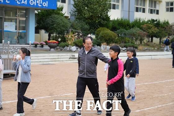 부산시교육청은 하윤수 부산시교육감이 연서초등학교를 찾아 학생들과 아침체인지(體仁智) 활동을 함께 했다고 10일 밝혔다. /부산시교육청.