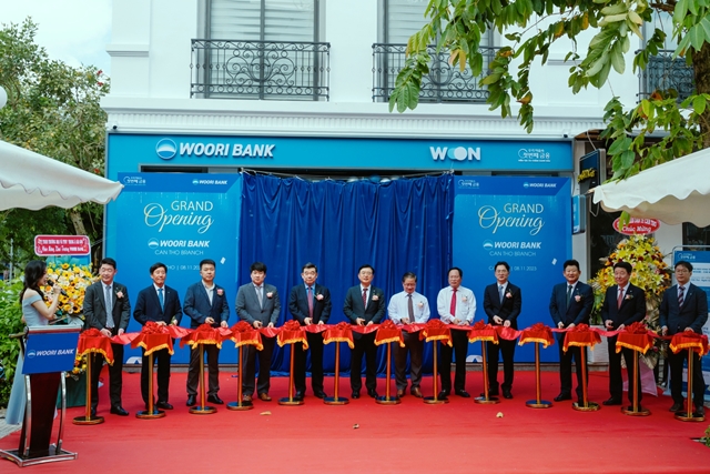 베트남우리은행이 지난 8일 베트남 남부 중심도시 껀터에 껀터 지점을 신설했다. 사진은 껀터지점 개점식 행사에서 주요 참석자들이 테이프커팅식을 하고 있다. /우리은행