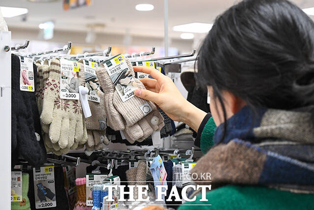 아침 서울 최저기온이 0도까지 떨어진 10일 오후 서울 시내 한 대형마트에서 시민들이 방한용품을 살펴보고 있다. /장윤석 기자