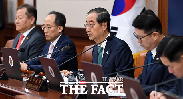 한덕수 국무총리(가운데)가 10일 오전 서울 종로구 정부서울청사에서 열린 국무회의에 참석해 모두발언을 하고 있다./임영무 기자