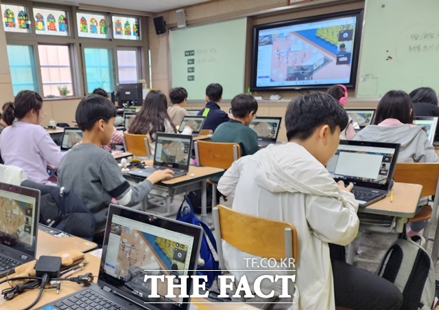 아이북을 활용한 메타버스 투어 모습./경남과학교육원